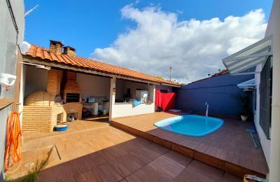 CAS261400 Casa Reformada com Piscina a 280m da Praia – Semimobiliada e com Edícula